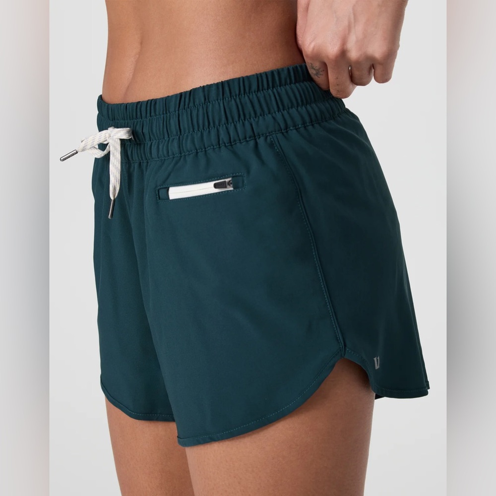NWT Vuori Clementine 4” shorts